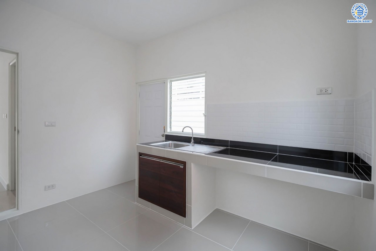 บ้านมือสองตกแต่งใหม่ โครงการ โฮมเพลส วงแหวน-รัตนาธิเบศร์ เนื้อที่ 51.10 ตร.ว. ฟังก์ชัน 3 ห้องนอน 2 ห้องน้ำ ที่จอดรถ 2 คัน ตั้งอยู่บนทำเลแห่งการเดินทาง เชื่อมต่อถนนรัตนาธิเบศร์ ใกล้ห้างเซ็นทรัล เวสต์เกต ใกล้รถไฟฟ้า "สถานีตลาดบางใหญ่"